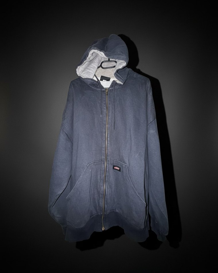 Sweat à capuche détouré et présenté proprement par Klyn