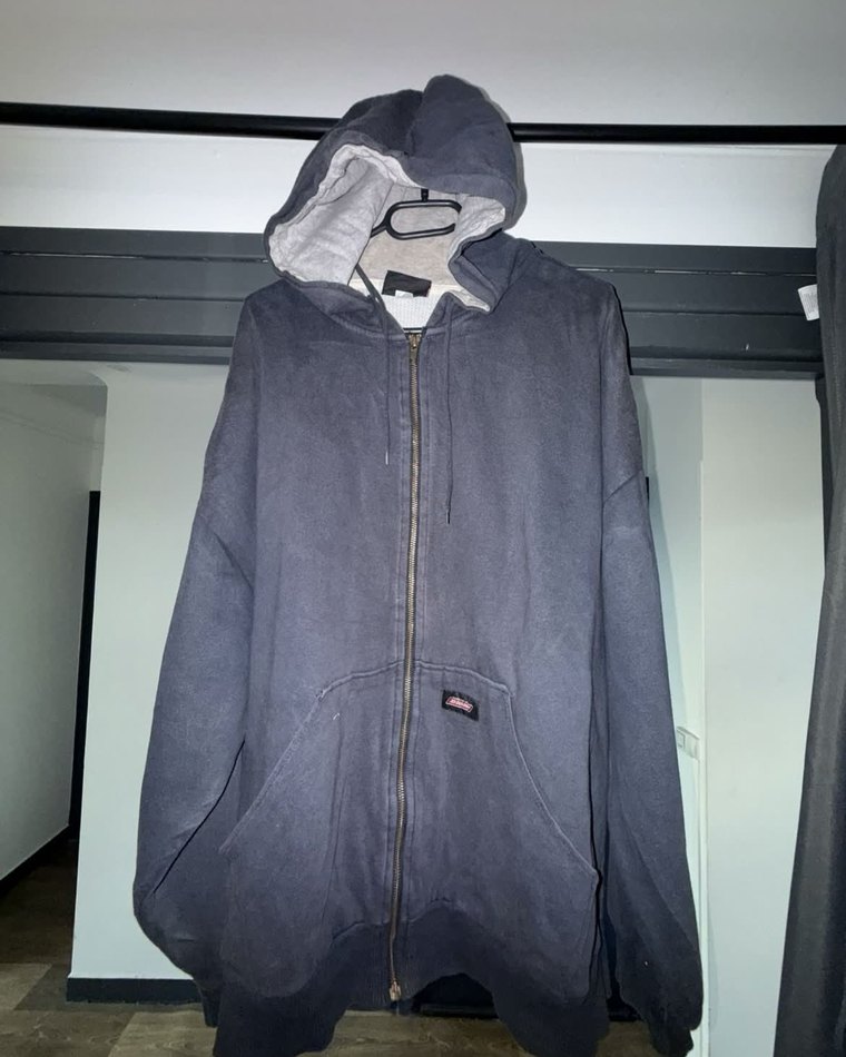 Le même sweat, photo brute prise dans une chambre