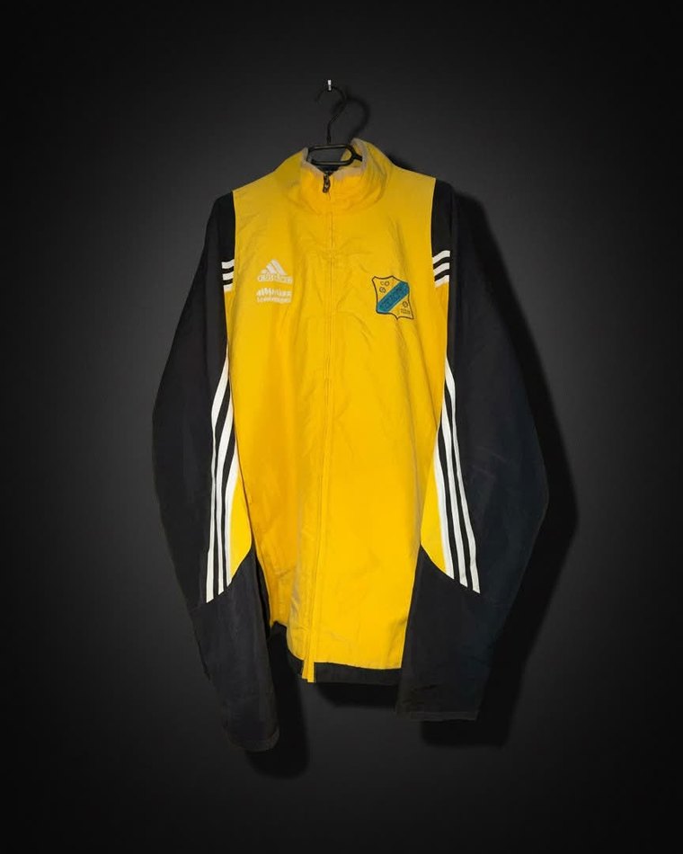 Veste de survêtement Adidas jaune détourée par Klyn