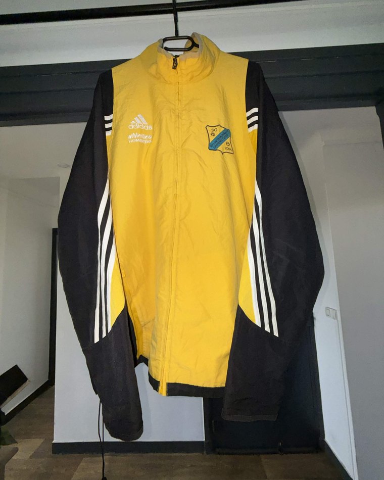 La même veste Adidas, photo brute sur cintre