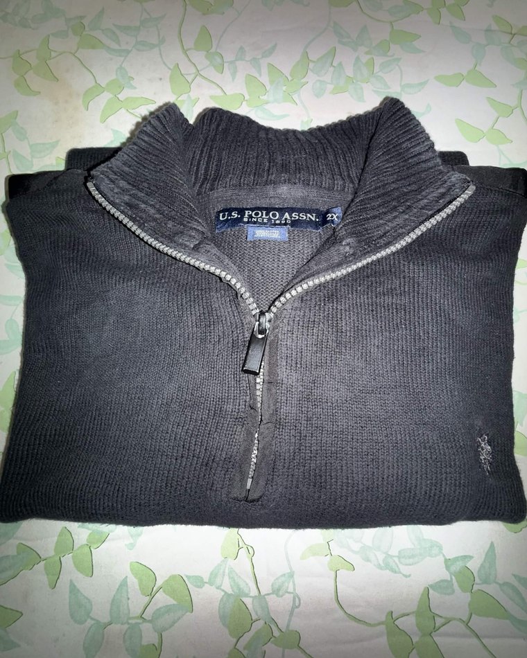 Le même pull, photo brute sur un lit