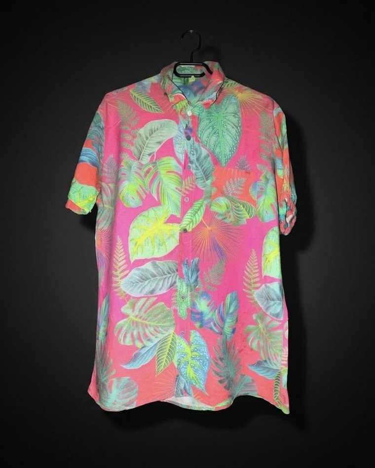 Chemise tropicale colorée détourée par Klyn