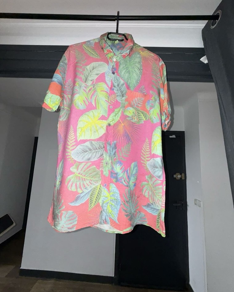 La même chemise tropicale, photo brute sur cintre