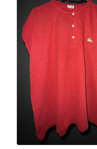Annonce Vinted d'un Lacoste rouge mis en valeur par Klyn